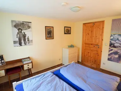 Ein Bett oder Betten in einem Zimmer der Unterkunft Historisches Bauernhaus Zingst Ferienwohnung Meuder-Tenne