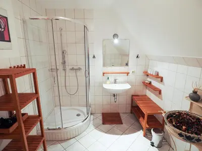 Ein Badezimmer in der Unterkunft Historisches Bauernhaus Zingst Ferienwohnung Meuder-Tenne