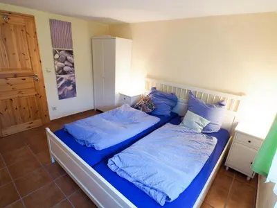 Ein Bett oder Betten in einem Zimmer der Unterkunft Historisches Bauernhaus Zingst Ferienwohnung Meuder-Tenne