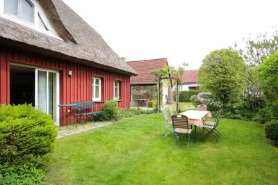 Ein Garten an der Unterkunft Historisches Bauernhaus Zingst Ferienwohnung Meuder-Tenne
