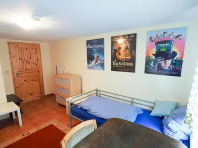 Ein Bett oder Betten in einem Zimmer der Unterkunft Historisches Bauernhaus Zingst Ferienwohnung Meuder-Bauerngarten
