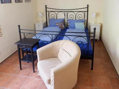 Ein Bett oder Betten in einem Zimmer der Unterkunft Historisches Bauernhaus Zingst Ferienwohnung Meuder-Bauerngarten