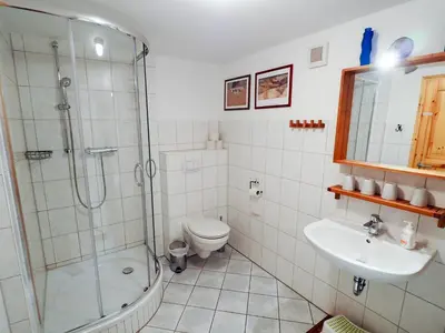Ein Badezimmer in der Unterkunft Historisches Bauernhaus Zingst Ferienwohnung Meuder-Bauerngarten