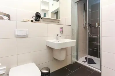 Ein Badezimmer in der Unterkunft Restaurant & Pension Eshramo