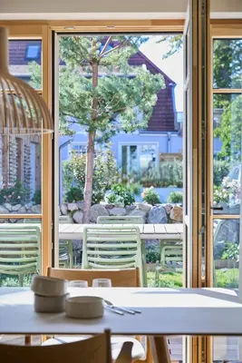 Ein Garten an der Unterkunft Das Ferienhus – Mann & Fru - EG