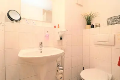 Ein Badezimmer in der Unterkunft Deutsches Haus Zimmer 25