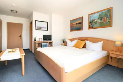 Ein Bett oder Betten in einem Zimmer der Unterkunft Deutsches Haus Zimmer 20