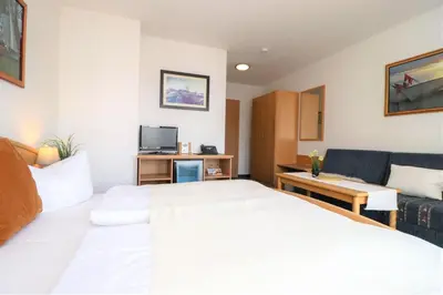 Ein Bett oder Betten in einem Zimmer der Unterkunft Deutsches Haus Zimmer 26