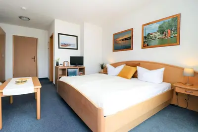 Ein Bett oder Betten in einem Zimmer der Unterkunft Deutsches Haus Zimmer 28