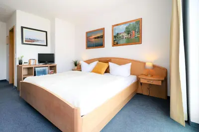 Ein Bett oder Betten in einem Zimmer der Unterkunft Deutsches Haus Zimmer 21