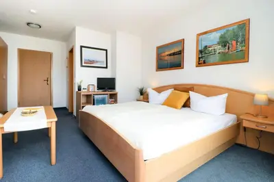 Ein Bett oder Betten in einem Zimmer der Unterkunft Deutsches Haus Zimmer 16