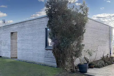 Das Gebäude in dem sich das Ferienhaus befindet
