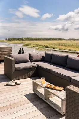 Ein Sitzbereich in der Unterkunft Urlauberschiff Störtebeker
