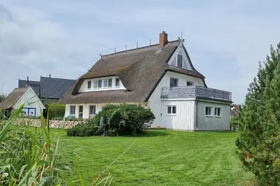Ein Garten an der Unterkunft Boddenland 3
