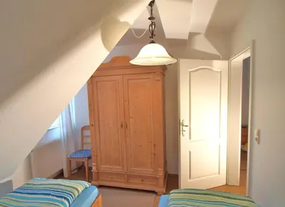 Ein Bett oder Betten in einem Zimmer der Unterkunft Birkmaase 12 Kapitänshaus Jacqueline 4-Sterne Komfort Maisonette im OG rechts