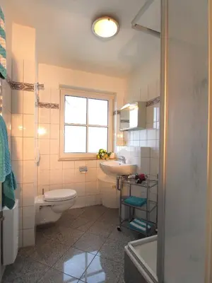 Ein Badezimmer in der Unterkunft Birkmaase 12 Kapitänshaus Jacqueline 4-Sterne Komfort Maisonette im OG rechts