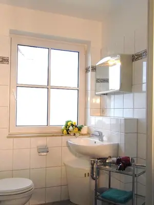 Ein Badezimmer in der Unterkunft Birkmaase 12 Kapitänshaus Jacqueline 4-Sterne Komfort Maisonette im OG rechts