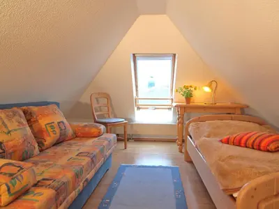 Ein Bett oder Betten in einem Zimmer der Unterkunft Birkmaase 12 Kapitänshaus Jacqueline 4-Sterne Komfort Maisonette im OG rechts
