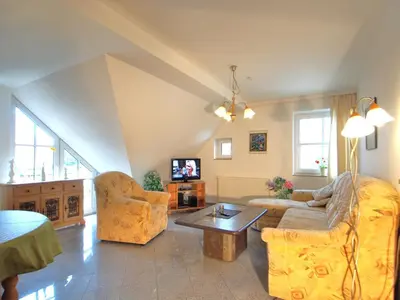 Ein Sitzbereich in der Unterkunft Birkmaase 12 Kapitänshaus Jacqueline 4-Sterne Komfort Maisonette im OG rechts