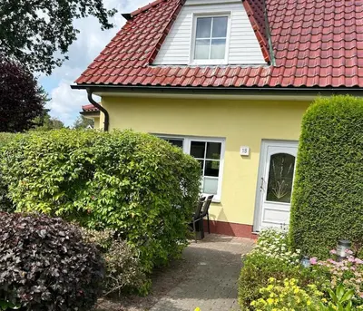 Ein Garten an der Unterkunft Am Deich Haus 18