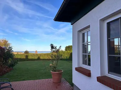 Ein Garten an der Unterkunft Kranichhaus Boddenblick