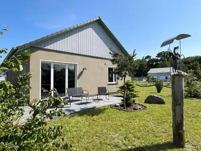 Ein Garten an der Unterkunft FeHa Boddenperle NILO Nisdorf mit Sauna im Badezimmer für Wellness , E-Ladestation vorhanden