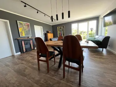 Ein Sitzbereich in der Unterkunft FeHa Boddenperle NILO Nisdorf mit Sauna im Badezimmer für Wellness , E-Ladestation vorhanden
