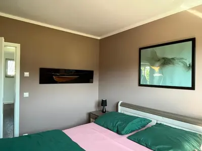 Ein Bett oder Betten in einem Zimmer der Unterkunft FeHa Boddenperle NILO Nisdorf mit Sauna im Badezimmer für Wellness , E-Ladestation vorhanden
