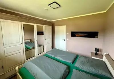 Ein Bett oder Betten in einem Zimmer der Unterkunft FeHa Boddenperle NILO Nisdorf mit Sauna im Badezimmer für Wellness , E-Ladestation vorhanden
