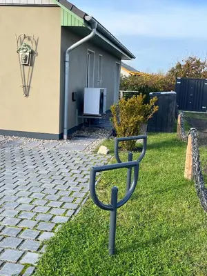 Ein Garten an der Unterkunft FeHa Boddenperle NILO Nisdorf mit Sauna im Badezimmer für Wellness , E-Ladestation vorhanden