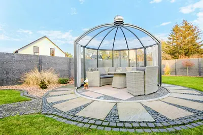 Das Gebäude in dem sich das Ferienhaus befindet