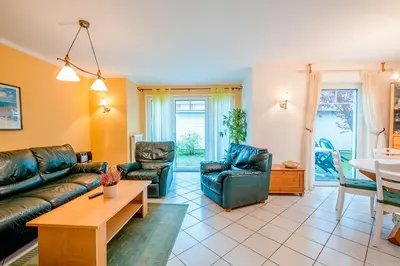 Ein Sitzbereich in der Unterkunft Haus Boddenkieker 6 Fewo Nr 1