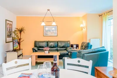 Ein Sitzbereich in der Unterkunft Haus Boddenkieker 6 Fewo Nr 1