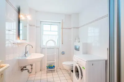Ein Badezimmer in der Unterkunft Haus Boddenkieker 6 Fewo Nr 1