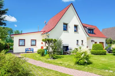 Das Gebäude in dem sich das Ferienhaus befindet