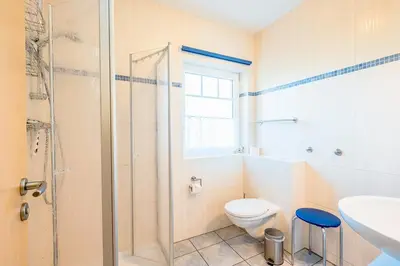 Ein Badezimmer in der Unterkunft Fewo LampRieger Maisonette rechts