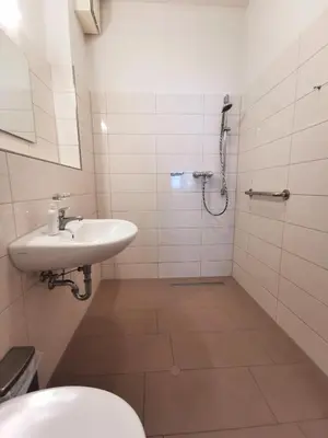 Ein Badezimmer in der Unterkunft UNSERE BARRIEREFREIE PERLE MIT TERRASSE im Bernsteinhaus Zingst - 1 -
