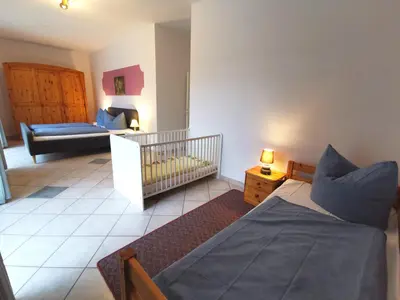 Ein Bett oder Betten in einem Zimmer der Unterkunft UNSERE FAMILIENPERLE MIT ZWEI TERRASSEN im Bernsteinhaus Zingst - 2 -