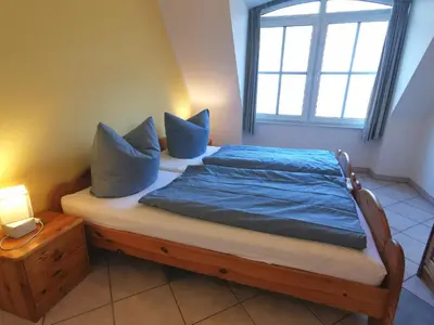 Ein Bett oder Betten in einem Zimmer der Unterkunft UNSERE PERLE MIT WANNE UND BALKON im Bernsteinhaus Zingst - 3 -