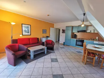 Ein Sitzbereich in der Unterkunft UNSERE PERLE MIT WANNE UND BALKON im Bernsteinhaus Zingst - 3 -
