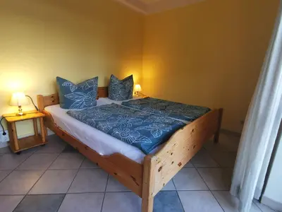 Ein Bett oder Betten in einem Zimmer der Unterkunft UNSERE PERLE MIT ZWEI BALKONEN im Bernsteinhaus Zingst - 4 -