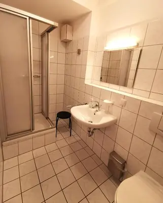 Ein Badezimmer in der Unterkunft UNSERE PERLE MIT ZWEI BALKONEN im Bernsteinhaus Zingst - 4 -