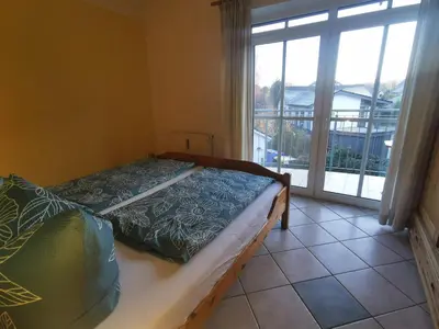 Ein Bett oder Betten in einem Zimmer der Unterkunft UNSERE PERLE MIT ZWEI BALKONEN im Bernsteinhaus Zingst - 4 -