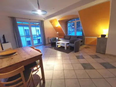 Ein Sitzbereich in der Unterkunft UNSERE PERLE MIT ZWEI BALKONEN im Bernsteinhaus Zingst - 4 -