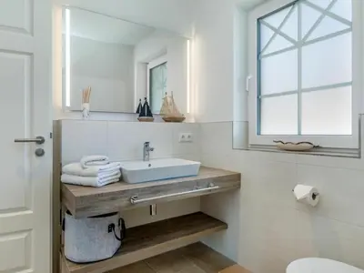 Ein Badezimmer in der Unterkunft House Küstenkind