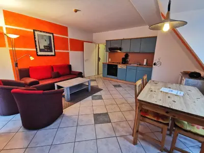 Küche/Küchenzeile in der Unterkunft UNSERE GEMÜTLICHE PERLE MIT BALKON im Bernsteinhaus Zingst - 5 -