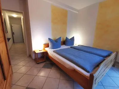 Ein Bett oder Betten in einem Zimmer der Unterkunft UNSERE GEMÜTLICHE PERLE MIT BALKON im Bernsteinhaus Zingst - 5 -