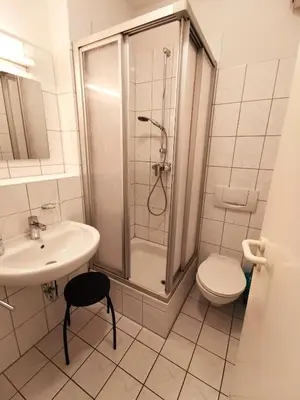 Ein Badezimmer in der Unterkunft UNSERE 1-RAUM-PERLE MIT GROSSER TERRASSE im Bernsteinhaus Zingst - 6 -