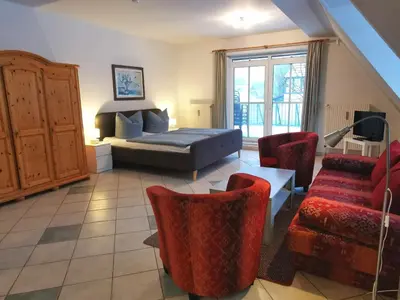 Ein Sitzbereich in der Unterkunft UNSERE 1-RAUM-PERLE MIT GROSSER TERRASSE im Bernsteinhaus Zingst - 6 -