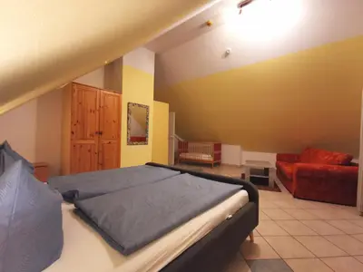 Ein Bett oder Betten in einem Zimmer der Unterkunft UNSERE FAMILIENPERLE MIT ZWEI BALKONEN im Bernsteinhaus Zingst - 7 -